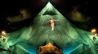 Salah seorang pemain akrobat menampilkan aksi melompat di udara saat pratinjau media untuk pertunjukan ‘Cirque Du Soleil: Kooza’ di Singapura, Selasa (11/7). (AP/ Wong Maye-E)