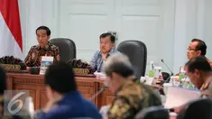 Presiden Joko Widodo didampingi Wakil Presiden Jusuf Kalla memimpin rapat terbatas di Kantor Presiden, Komplek Istana Kepresidenan, Jakarta, Jumat (11/12). Rapat membahas persiapan penyelenggaraan Asian Games XVIII tahun 2018. (Liputan6.com/Faizal Fanani)