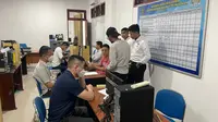 Dua WN Malaysia dan satu WN Cina sedang diperiksan di Kantor Imigrasi Nunukan, Kalimantan Utara. (foto: istimewa)