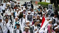 Massa demo 2 Desember mulai berjalan kaki menuju Monumen Nasional (Monas), Jakarta Pusat, Jumat (2/12). Ratusan ribu massa Islam dari berbagai‎ daerah akan melakukan doa dan zikir bersama di Monas. (Liputan6.com/Faizal Fanani)