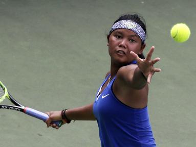 Petenis Indonesia, Rifanty Kahfiani, melakukan servis saat ITF Women's Circuit di Elite Club Epicentrum, Jakarta, Selasa (18/6). Turnamen tingkat internasional ini diikuti sejumlah petenis Asia dan Eropa. (Bola.com/Yoppy Renato)