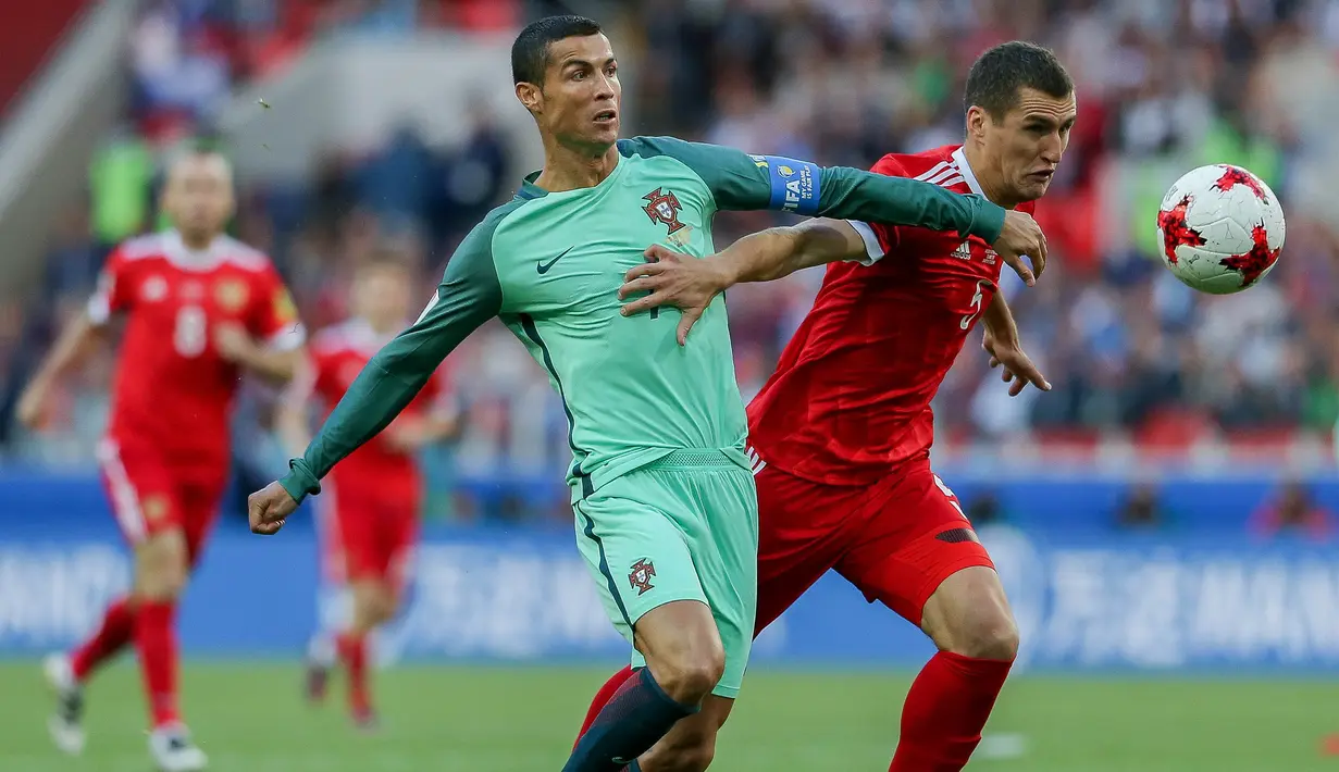 Bintang Portugal, Cristiano Ronaldo, berebut bola dengan bek Rusia, Viktor Vasin, pada laga penyisihan grup Piala Konfederasi di Stadion Spartak, Rusia, Rabu (21/6/2017). (EPA/Mario Cruz)