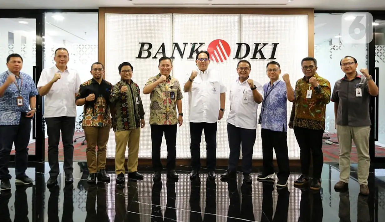Jajaran Direksi Bank DKI dan PT. RNI foto bersama usai penandatanganan perjanjian kredit modal kerja di Jakarta (22/12/2021). Penyaluran kredit sebagai tambahan modal kerja usaha perdagangan komoditas yang mencakup agro industri dan alat kesehatan dan modal kerja jangka pendek.(Liputan6.com/HO/BDKI)