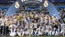 Para pemain dan ofisial tim Real Madrid merayakan gelar juara Piala Super Eropa usai mengalahkan Atalanta 2-0 di di Narodowy Stadium, Warsawa, Polandia, Rabu (14/8/2024). (AP Photo/Darko Bandic)