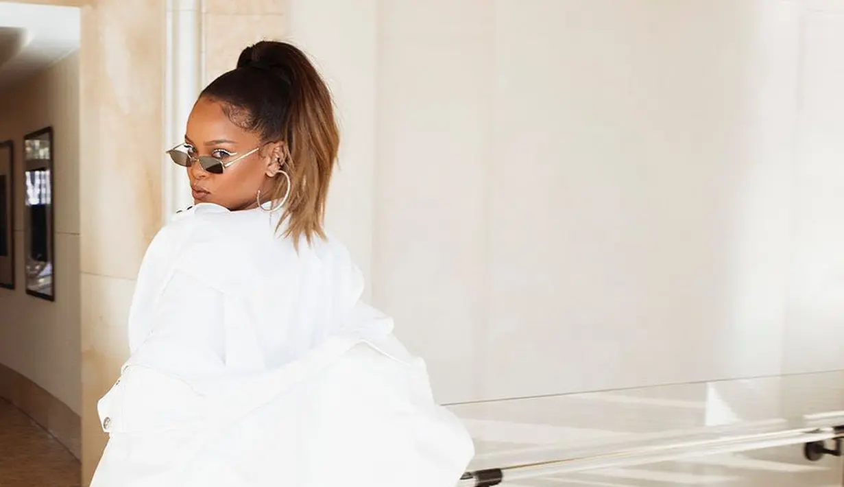 Rihanna menghilang dari Instagram di awal 2014. Ternyata hal itu adalah kesalahan Instagram. Sayang akunnya tak lantas dikembalikan. Namun ia kembali 6 bulan kemudian. (instagram/badgalriri)