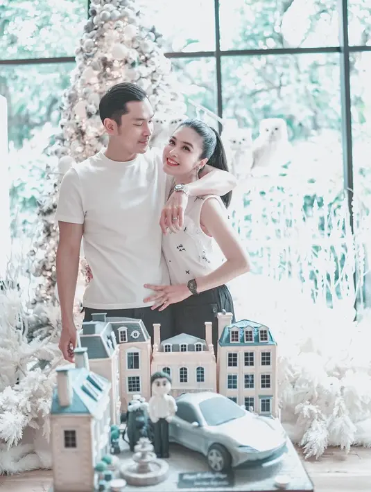 Saat perayaan ulang tahun Harvey Moeis, pasangan ini mengabadikan momen bersama kedua anaknya. Dalam potret terpisah, Harvey Moeis terlihat merangkul Sandra Dewi di belakang kue ulang tahun yang super unik. (instagram/sandradewi88)