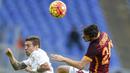 Gelandang AS Roma, Alessandro Florenzi, duel udara dengan pemain Atalanta, Alejandro Gomez  pada laga Serie A di Stadion Olimpico, Italia, Minggu (29/11/2015). (AFP Photo/Andreas Solaro)
