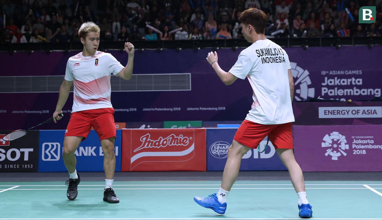 Pasangan Indonesia, Kevin Sanjaya/Marcus Gideon, saat melawan wakil Jepang, Takeshi Kamura/Kelgo Sonoda, pada laga Asian Games di Istora, Jakarta, Selasa (21/8/2018). Kevin/Marcus menang 21-18 dan 21-12. (Liputan6.com/Helmi Fithriansyah)