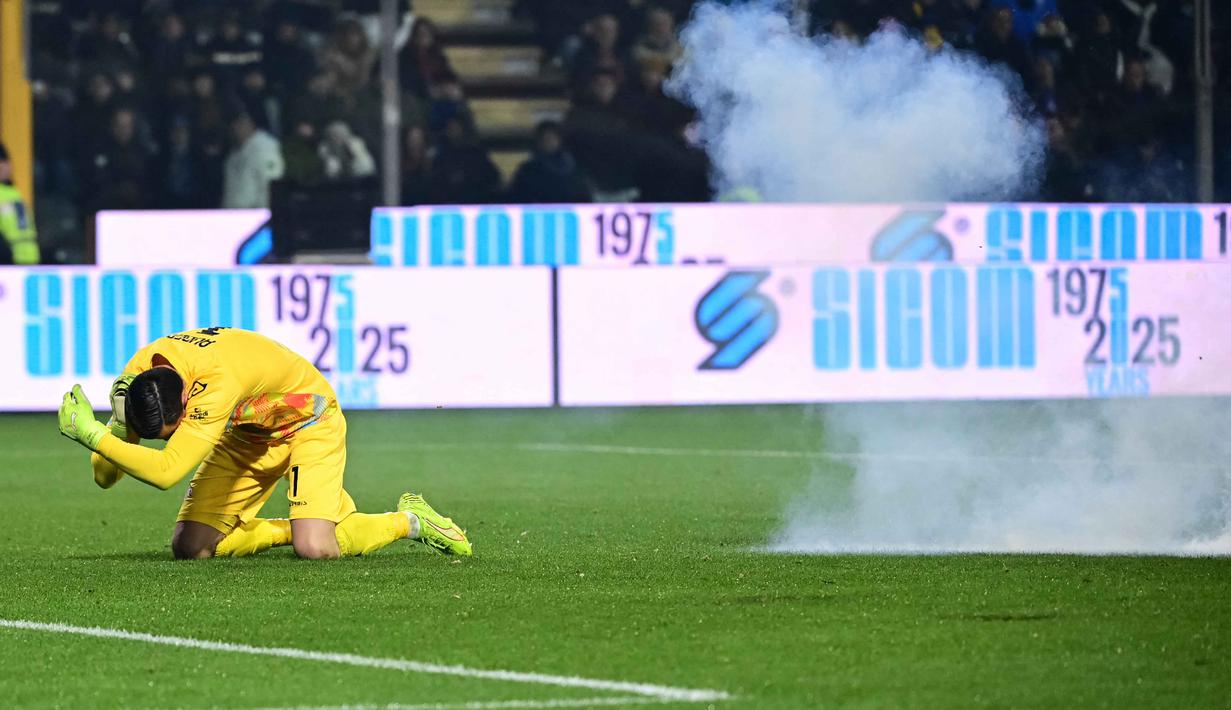 Kiper US Cremonese, Emil Audero bereaksi saat suar meledak di lapangan selama pertandingan pekan ke-23 Serie A Italia melawan Inter Milan di Stadion Giovanni Zini, Cremona, Italia utara, Minggu 1 Februari 2026 waktu setempat atau Senin (2/2/2026) dini hari WIB. (Piero CRUCIATTI/AFP)