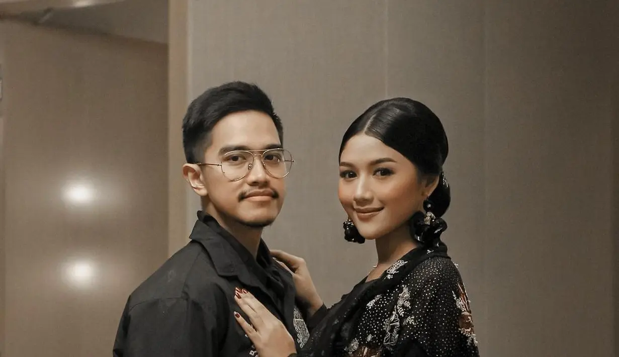 Tak hanya di kesempatan formal, keduanya tampil mesra di sebuah gelaran fashion show beberapa waktu lalu. Berpose mesra, keduanya kompak mengenakan outfit dari Biyan. Erina Gudono tampil sangat cantik mengenakan outer megah bermotif floral bernuansa hitam. Foto: Instagram.