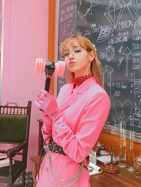 Kedelapan anak yang berhasil dikeluarkan saat ini dalam karantina untuk pemeriksaan kesehatan. Lantaran mereka bertahan hidup dalam gua yang terkontaminasi kotoran kelelawar dan burung. (Foto: instagram.com/lisa.blackpink)