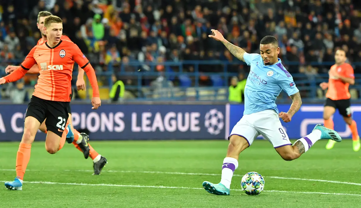 Striker Manchester City, Gabriel Jesus berusaha mencetak go ke gawang Shakhtar Donetsk pada laga pertama Grup C Liga Champions di Metalist Stadium, Rabu (18/9/2019). Manchester City sukses menghantam Shakhtar Donetsk dengan skor 3-0. (Sergei SUPINSKY / AFP)