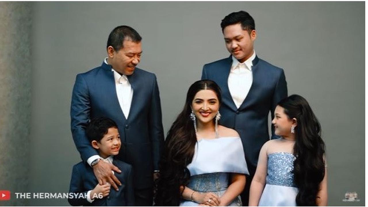 6 Pemotretan Keluarga The Hermansyah, Gaya Rambut Ashanty Curi Perhatian