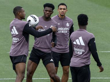 Aurelien Tchouameni tampak dalam latihan skuad Real Madrid menjelang laga El Clasico melawan Barcelona pada Sabtu (09/05/2026) waktu setempat. (AFP/Oscar Del Pozo)
