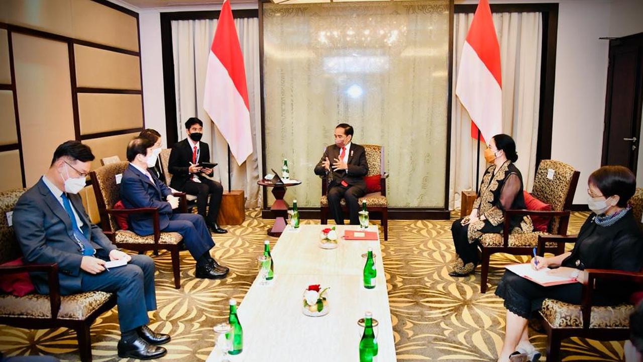 Presiden Joko Widodo (Jokowi) bertemu dengan Ketua Majelis Nasional Korea Selatan Park Byeoung-seug dan rombongan di sela Inter-Parliamentary Union (IPU) ke-144 di Bali, Minggu (20/3/2022).