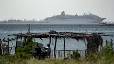 Kapal pesiar MS Amadea dengan sekitar 500 wisatawan dari berbagai negara Eropa tiba di pelabuhan El Guamache di Isla Margarita, negara bagian Nueva Esparta, Venezuela (3/1/2023). Kapal pesiar Jerman MS Amadea adalah yang pertama tiba di Venezuela Pulau Karibia setelah 15 tahun. (AFP/Gustavo Granado)