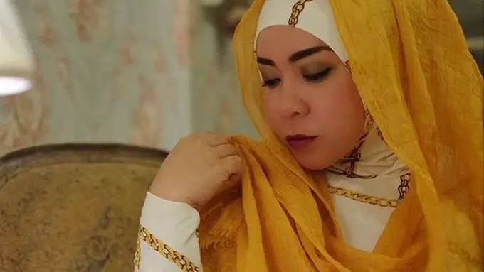 Tren Hijab a la Musisi Nyentrik Melly Goeslaw