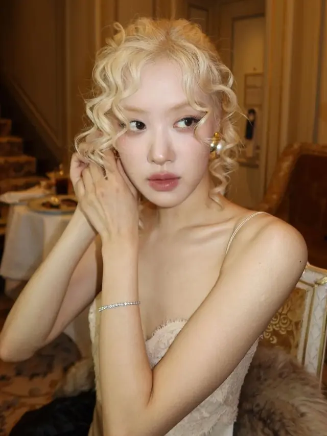 Rose Blackpink di YSL Paris Fashion Week. [@roses_are_rosie]