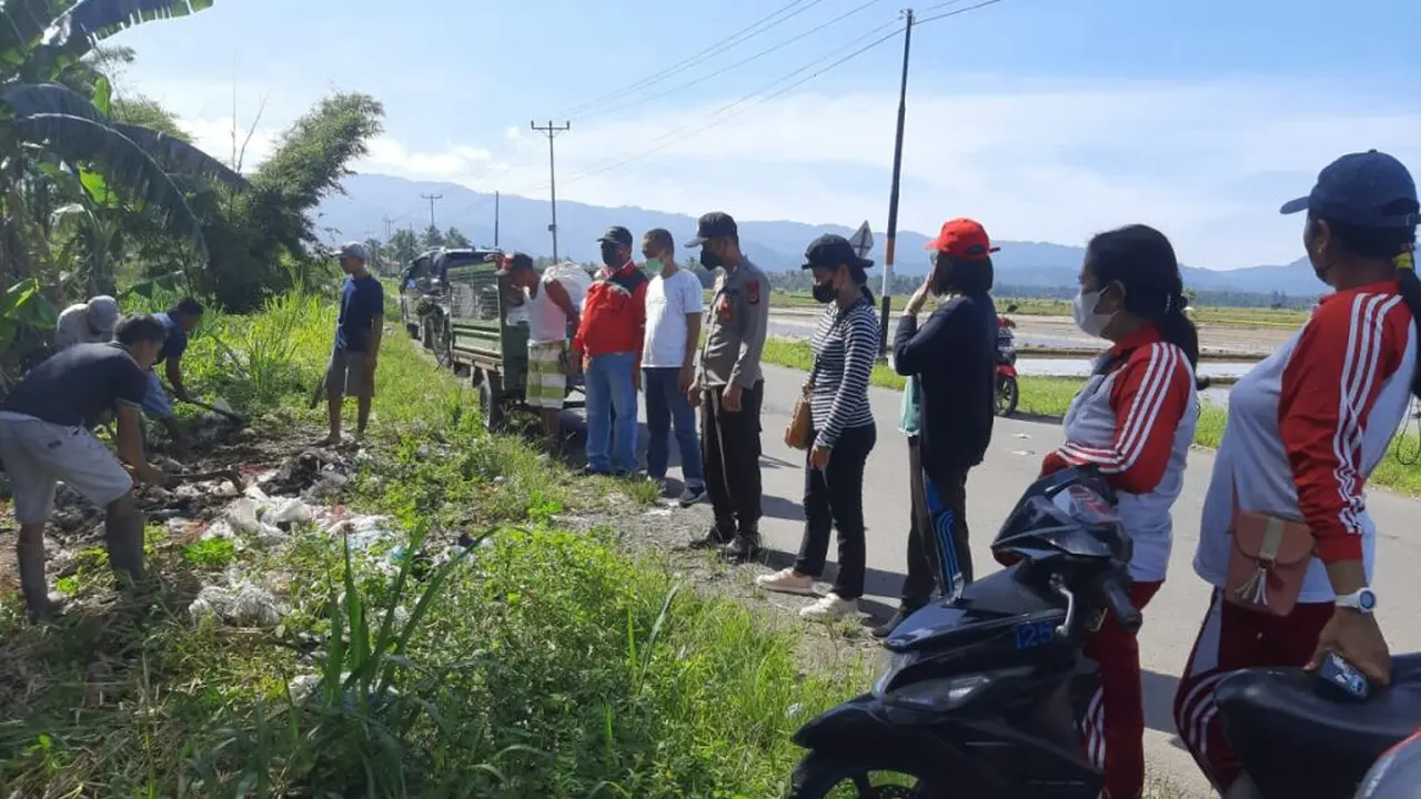 Kegiatan bersama warga dan Polres Bolmong dalam mencegah penyebaran demam berdarah.