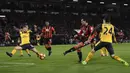 Proses terjadinya gol yang dicetak bek Bournemouth, Charlie Daniels, ke gawang Arsenal. Gol yang memanfaatkan umpan dari Junior Stanislas itu terjadi pada menit ke-15. (Reuters/Dylan Martinez)