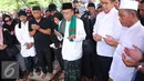 Artis komedi Tukul Arwana berdoa saat pemakaman istrinya, Susiana, di TPU Tanah Kusir, Jakarta, Rabu (24/8). Susiana dinyatakan mengembuskan napas terakhirnya pada Selasa (23/8/2016) pukul 18.00 WIB. (Liputan6.com/Immanuel Antonius)