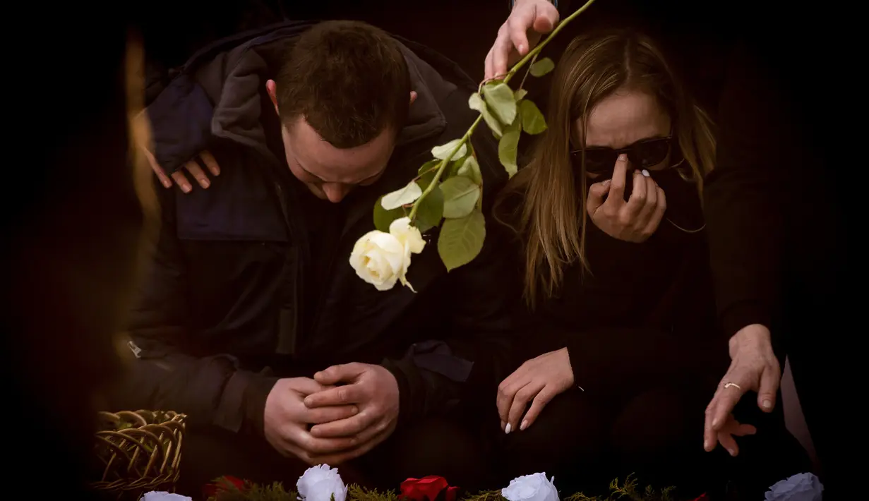 Kesedihan keluarga dan kerabat saat mengiringi pemakaman wartawan investigasi Jan Kuciak di Stiavnik, Slovakia (3/3). Sebelumnya, Kuciak dan pacarnya, Martina Kusnirova, dibunuh pada hari Minggu, 25 Februari 2018. (AFP Photo/Vladimir Simicek)