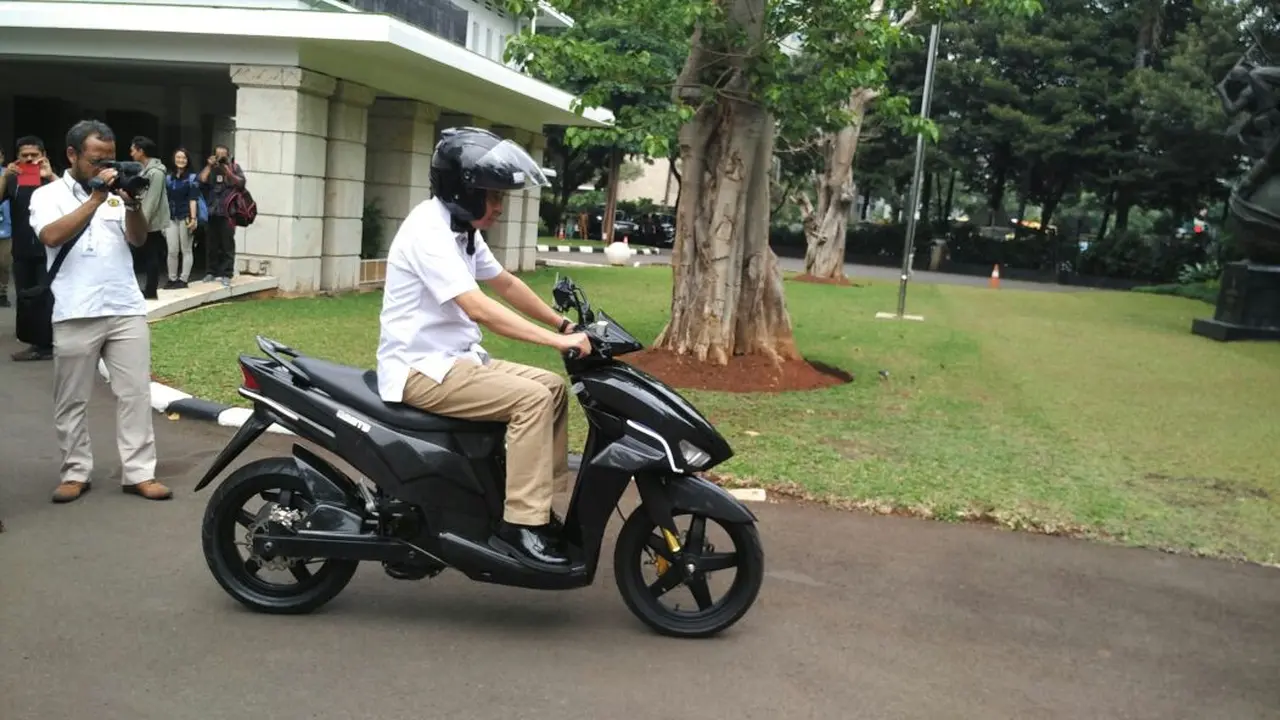 Menteri Energi Sumber Daya Mineral, Ignasius Jonan memaparkan impresi pertama berkendara dengan Gesits.