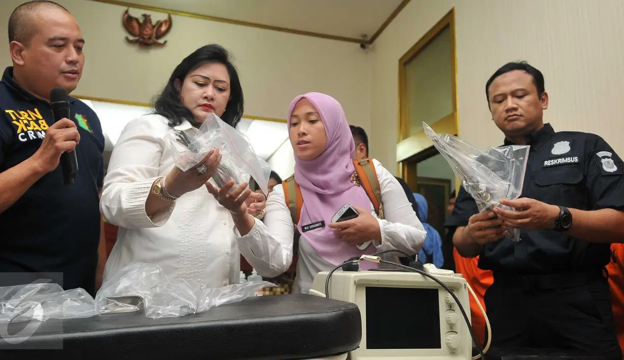 Petugas saat menjelaskan sejumlah alat bukti dalam penggerebekan dua klinik aborsi ilegal di kawasan Cikini, Jakarta, Rabu (24/2). Sebanyak 9 orang diduga pelaku praktik aborsi sekitar 5.400 janin bayi diamankan petugas. (Liputan6.com/Gempur M Surya)