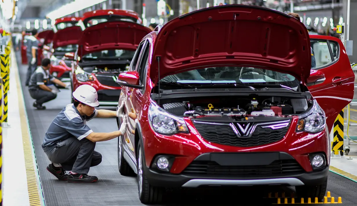 Pekerja merakit mobil di pabrik VinFast, Haiphong, Vietnam, Jumat (14/6/2019). VinFast merupakan produsen sekaligus mobil nasional (mobnas) asal Vietnam. (Manan VATSYAYANA/AFP)