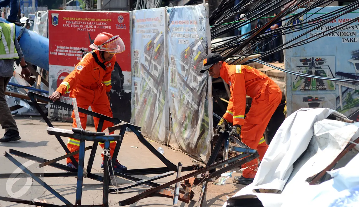 Petugas Damkar-PB mengevakuasi sisa potongan papan reklame yang roboh di Jalan Wolter Monginsidi, Jakarta, Jumat (1/1/2016). Akibat peristiwa ini ruas jalan yang menuju ke Blok M dan Kapten Tendean sempat dialihkan. (Liputan6.com/Helmi Fithriansyah)