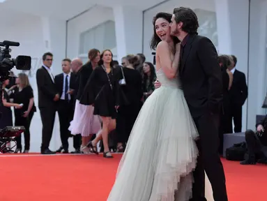 Aktris Matilda de Angelis saat dicium oleh aktor Italia Andrea Arcangeli saat menghadiri pemutaran perdana film "Una Famiglia" dalam Festival Film Venice ke-74 di Venice Lido, Italia (4/9). (AFP Photo/Tiziana Fabi)