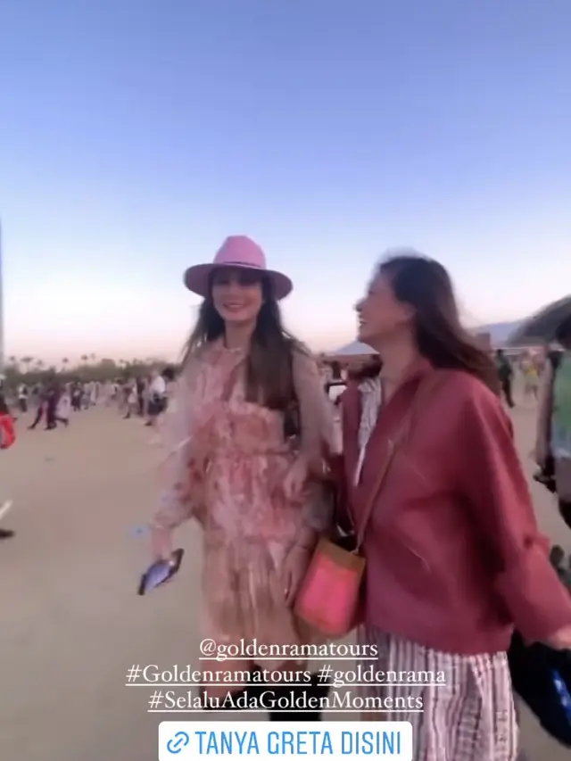Luna Maya Bergaya Bohemian Pamer Perut Rata di Coachella