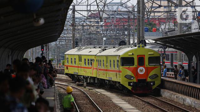 Antusiasme Warga Saksikan Parade Napak Tilas 100 Tahun Operasional KRL di Indonesia