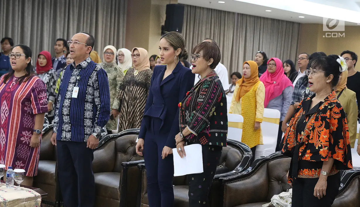 Aktris yang juga penyanyi Cinta Laura Kiehl bersama Sekretaris KemenPPPA Pribudiarta Nur Sitepu menghadiri acara penobatan "Duta Anti Kekerasan terhadap Perempuan dan Anak" di Kantor Kementerian Pemberdayaan Perempuan dan Perlindungan Anak, Jakarta, Senin (29/7/2019). (Liputan6.com/Herman Zakaharia)