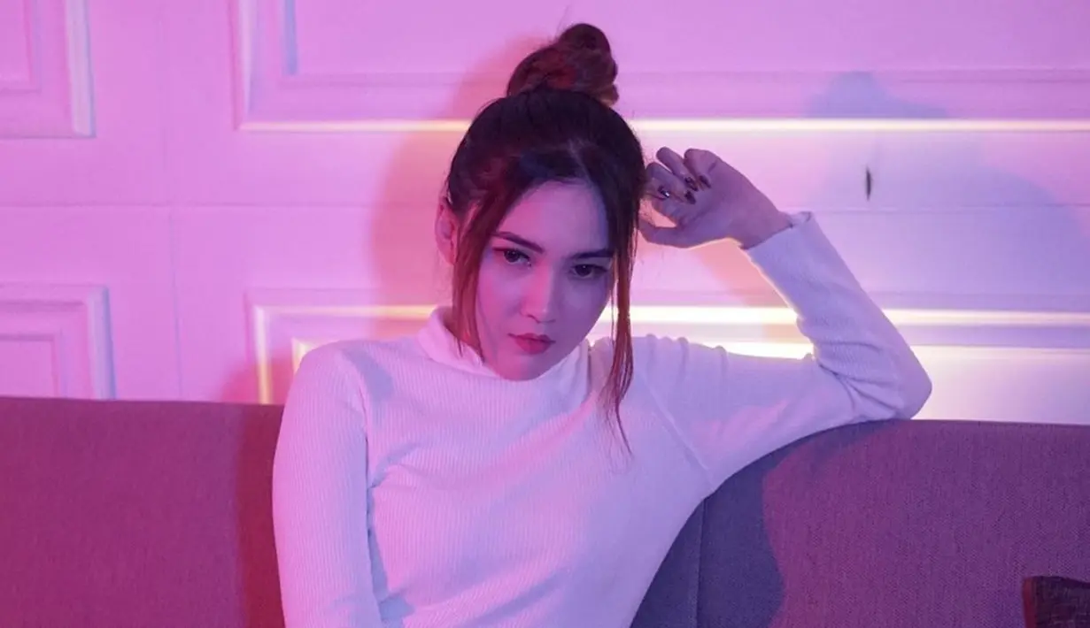 Nella Kharisma juga pernah mengunggah foto saat bergaya hair buns ala wanita Korea Selatan. Hanya menyisakan rambut bagian depan atau poni, penampilan Nella Kharisma ini tuai pujian netizen. (Liputan6.com/IG/@nellakharisma)