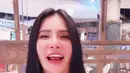 Maria Vania saat mencoba kuliner di Siam Paragon. Tampak di Instagram Story-nya Vania memperlihatkan hidangan yang sedang dipanaskan. (Instagram/maria_vaniaa)