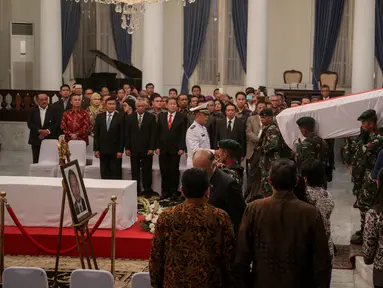 Sejumlah prajurit TNI mengusung peti jenazah Dubes Indonesia untuk Pakistan, Almarhum Burhan Muhammad di Gedung Pancasila Kemenlu, Jakarta, Selasa (19/5). Burhan wafat setelah menjalani perawatan pasca kecelakaan helikopter. (Liputan6.com/Faizal Fanani)