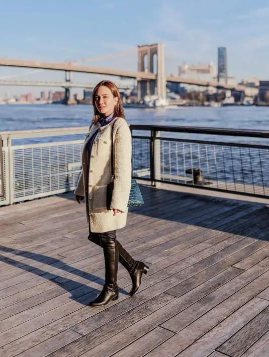 Untuk melindunginya dari dingin, Shandy mengenakan over the knee boots. [Foto: Instagram/shandyaulia]