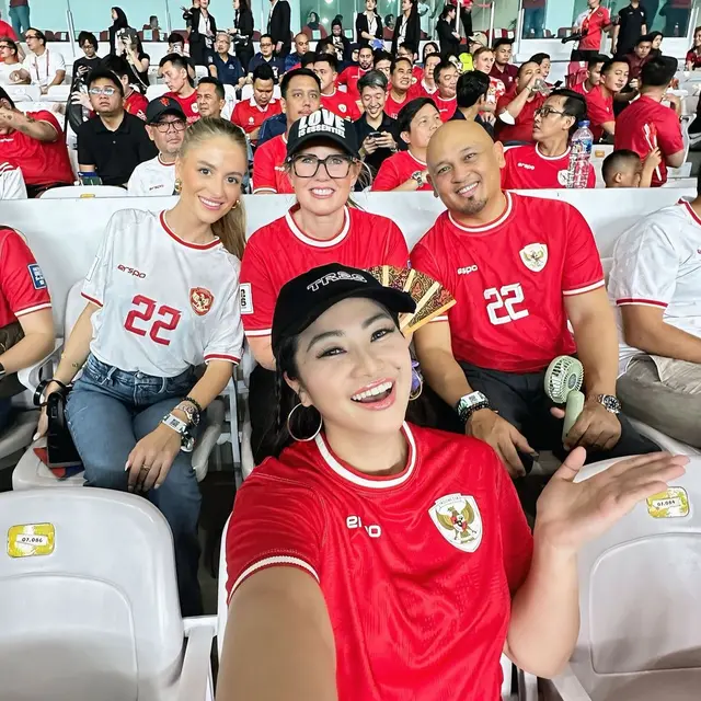 6 Potret Fitri Carlina Bareng Keluarga Nathan Tjoe-A-On dan Justin Hubner