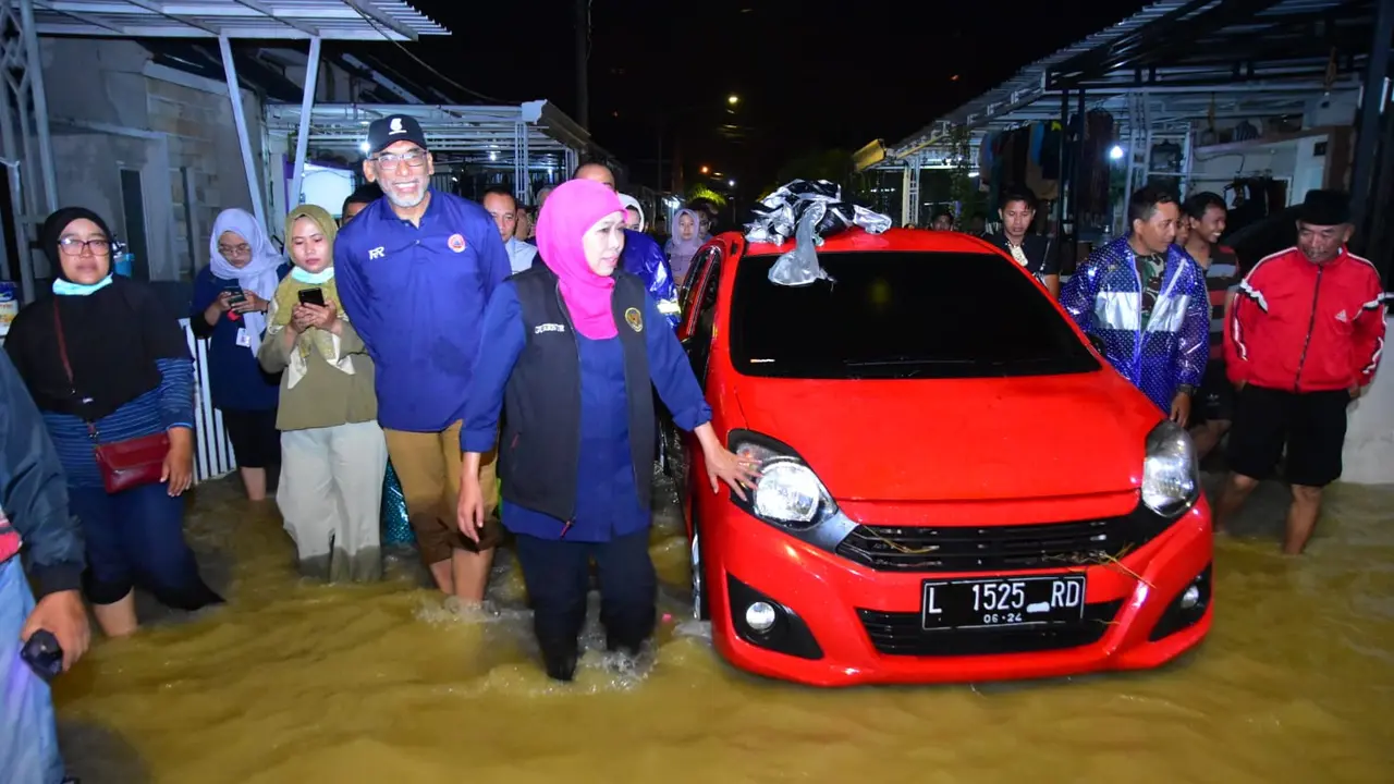 Khofifah saat meninjau banjir di Gresik. (Dian Kurniawan/Liputan6.com)