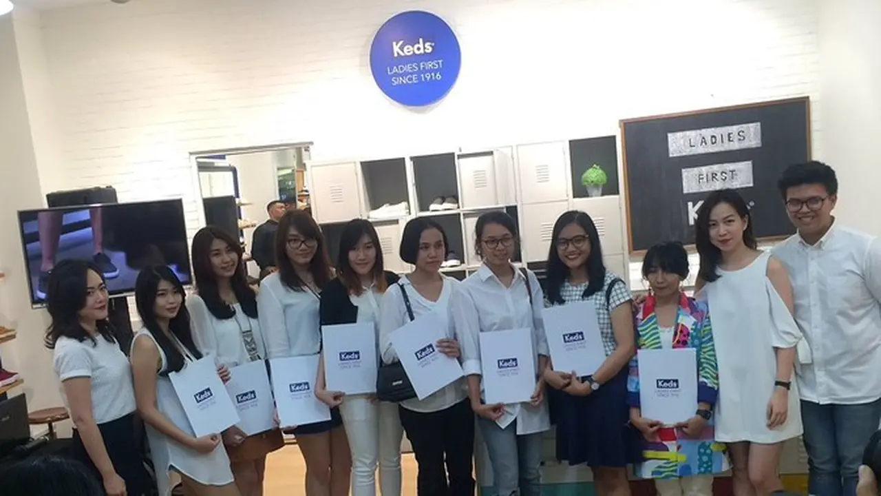 Peserta ajang kompetisi Paint The kedsstyle berfoto bersama.