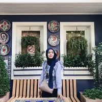 Vebby Palwinta, sebagai seorang muslimah kini telah mantap berhijab menjalankan syariat agama Islam. Parasnya yang cantik semakin menjadi sorotan publik karena penampilannya yang modis dengan hijabnya. (Instagram/vebbypalwinta)