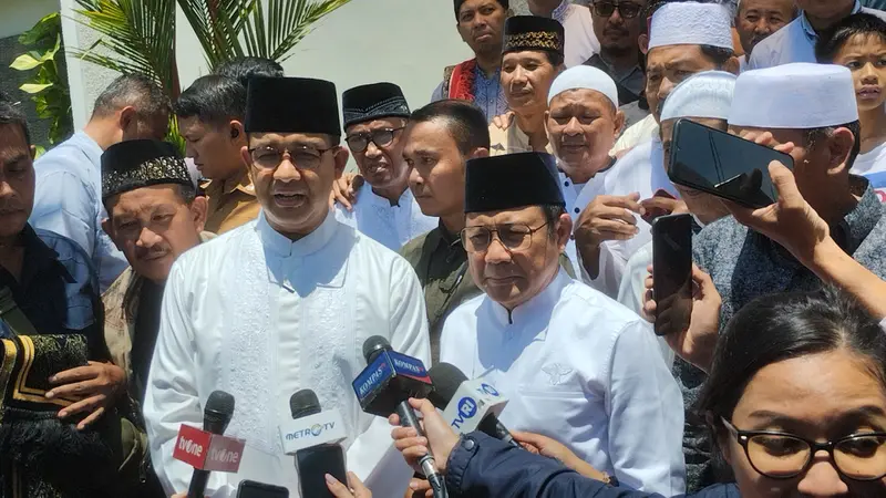 Capres-cawapres nomor urut 01 Anies Baswedan dan Muhaimin Iskandar usai Salat Jumat di Masjid Nurul Huda, Jalan Cemara, Sunter Agung, Jakarta Utara, Jumat (1/3/2024). (Liputan6.com/Winda Nelfira)