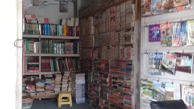 Adi, Pedagang buku bekas