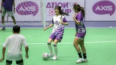Vonzy Felicia (tengah) dan Safira Ika (kanan) saat bertanding dalam fun match AXIS Nation Cup 2023 yang berlangsung di Istora Senayan, Jakarta, Minggu (15/10/2023). (Bola.com/Bagaskara Lazuardi)