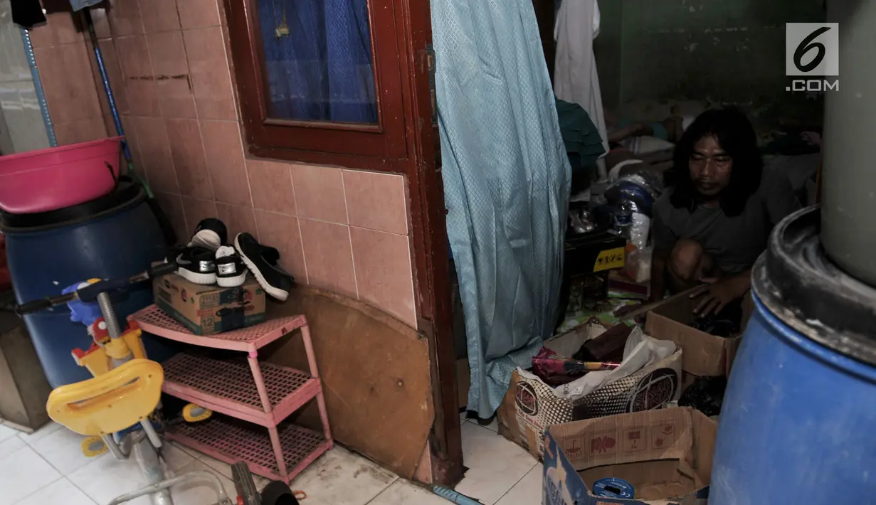 Aktivitas warga saat mengemasi barang-barang yang akan dibawa pindah di Rusunawa Penjaringan, Jakarta, Selasa (25/6/2019). Sekitar 600 KK yang tinggal di 10 blok lama rusun tersebut direlokasi paling lambat 7 Juli mendatang guna memperlancar proses renovasi. (merdeka.com/Iqbal S. Nugroho)