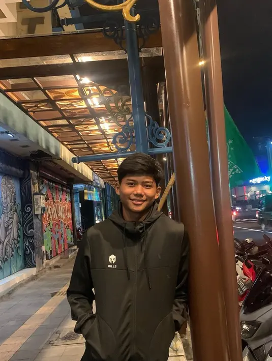 Arkhan Kaka saat di luar lapangan adalah sosok yang simpel dan humble. Ia terlihat sosok yang tidak neko-neko tapi memiliki karisma. Sosoknya yang suka tampil simpel ini banjir pujian dari warganet. (Liputan6.com/IG/arkhan8kaka)