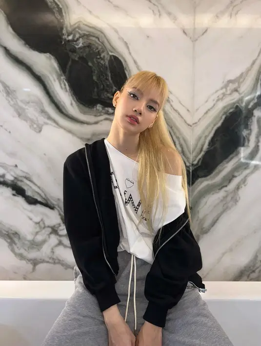 <p>Masih dengan rambut panjangnya, Lisa BLACKPINK tampak menatanya lurus dan dikuncir ponytail. Foto: Instagram.</p>
