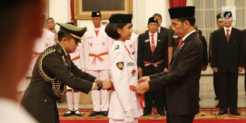 Jokowi Kukuhkan 68 Anggota Paskibraka 2017 di Istana Negara
