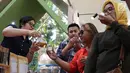 Pengunjung mencoba produk pangan organik ekspo Halo Organik di Tribeca Central Park, Jakarta (21/9/2019). PT Arla Indofood menyelenggarakan Halo Organik, wadah inspiratif  yang mempertemukan komunitas pecinta produk dan gaya hidup organik di Jakarta hingga 22 September. (Liputan6.com/Angga Yuniar)